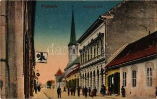 Érsekújvár, Nové Zamky; Komáromi utca, üzletek. Vasúti levelezőlapárusítás 22. sz. 1918 / street, shop