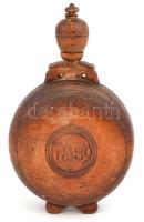 1889 Faragott fa kulacs monogrammal. 32 cm