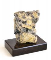 Piknit ásvány talapzaton, Cseh-Szász-érchegység, m: 10,5 cm