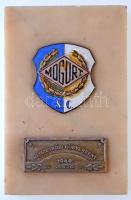 1949. MOGÜRT SC (Magyar Országos Gépkocsi Üzemi Részvénytársaság Sport Clubja) zománcozott Br címerével és NEMZETKÖZI KÖRVERSENY 1949.JÚN.26. feliratú Br táblával, hátoldalán BOCZÁN KÁROLY BUDAPEST VIII. CSOKONAI U. 8. feliratú matricával, márványtalapzaton (86x139x20mm) T:1-,2