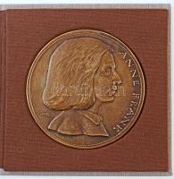 DN Anne Frank Br emlékérem, limitált kiadás, eredeti dísztokban (210g/80mm) T1-,2 patina ND Anne Frank Br commemorative medalion, limited edition, in original display case (210g/80mm) C:AU,XF patina