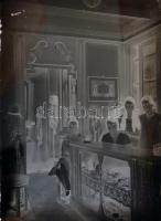 cca 1920 Budapest, Fridrich Ida divatáru boltja és műhelye, eladókkal és varrólányokkal, 7 db vintag...