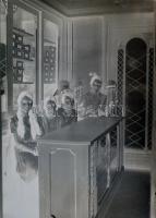 cca 1920 Budapest, Fridrich Ida divatáru boltja és műhelye, eladókkal és varrólányokkal, 7 db vintag...