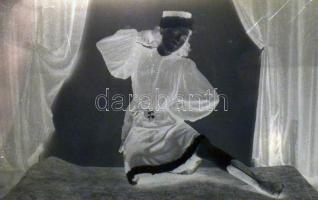 cca 1945 Orosz hölgy és orosz katonák, a kiskunfélegyházi Marika-Fotó műterem hagyatékából 1 db vint...