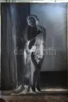 cca 1947 Pucér hölgy rókabőrbe bújva, a kiskunfélegyházi Marika-Fotó műterem hagyatékából 1 db vintage üveglemez negatív, 15x10 cm