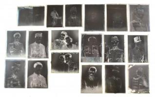 cca 1944 Katonák a kiskunfélegyházi Marika-Fotó műteremben, 18 db vintage üveglemez negatív, 6x9 cm és 9x12 cm