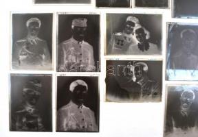 cca 1944 Katonák a kiskunfélegyházi Marika-Fotó műteremben, 18 db vintage üveglemez negatív, 6x9 cm ...