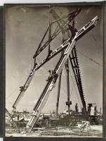 cca 1955 Üzemcsarnok építése, 24 db vintage fotó, leporellós fotóalbumba beragasztva, 11,7x8,7 cm