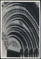 cca 1932 Kinszki Imre (1901-1945) budapesti fotóművész hagyatékából, pecséttel jelzett, vintage fotó (Díszes kapu), 17x11,6 cm