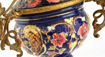 XIX. sz. Fajansz csillár díszes réz szerelékekkel. Kézzel festett, jelzés nélkül. Üvegbúra nélkül. F...