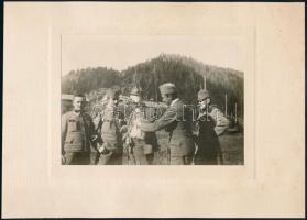 1945 előtti vegyes katonai fotótétel, 6 db vintage fotó + 2 db vintage negatív, a negatívok és papír...