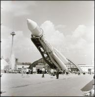 1967. szeptember 6. Budapesti Nemzetközi Vásár területén bemutatott szovjet űrhajó, 9 db vintage negatív, 6x6 cm