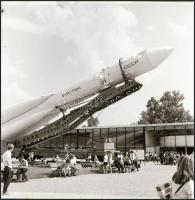 1967. szeptember 6. Budapesti Nemzetközi Vásár területén bemutatott szovjet űrhajó, 9 db vintage neg...