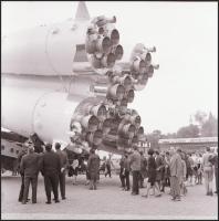 1967. szeptember 6. Budapesti Nemzetközi Vásár területén bemutatott szovjet űrhajó, 9 db vintage neg...