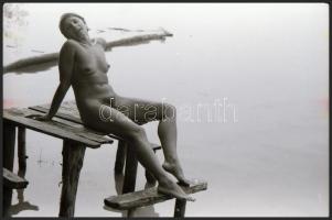 cca 1975 Női szépség, szolidan erotikus felvételek, 12 db vintage negatív, az egyik felvétel filctol...