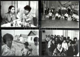 cca 1988 A romák életéről készült 13 db vintage fotó, többsége jelzett, datált, a magyar fotográfia szociofotó korszakából, 13x18 cm