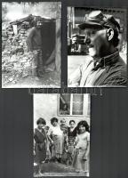 cca 1988 A romák életéről készült 13 db vintage fotó, többsége jelzett, datált, a magyar fotográfia ...