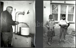 cca 1988 A romák életéről készült 13 db vintage fotó, többsége jelzett, datált, a magyar fotográfia ...