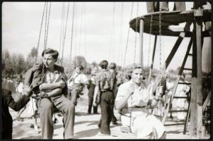 1960 Sztálinvárosi körhinta a búcsúban, Tiszavölgyi József (1909-?) budapesti fotóriporter hagyatéká...