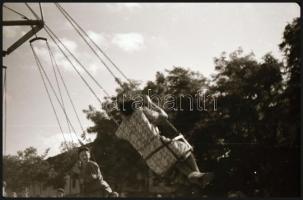 1960 Sztálinvárosi körhinta a búcsúban, Tiszavölgyi József (1909-?) budapesti fotóriporter hagyatéká...