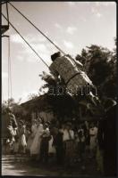 1960 Sztálinvárosi körhinta a búcsúban, Tiszavölgyi József (1909-?) budapesti fotóriporter hagyatéká...