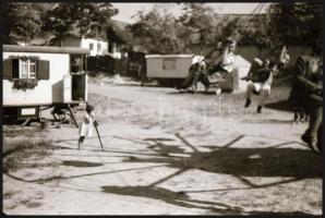 1960 Sztálinvárosi körhinta a búcsúban, Tiszavölgyi József (1909-?) budapesti fotóriporter hagyatéká...