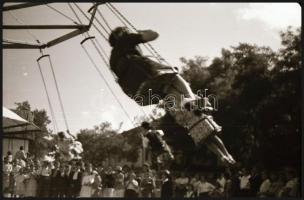 1960 Sztálinvárosi körhinta a búcsúban, Tiszavölgyi József (1909-?) budapesti fotóriporter hagyatéká...