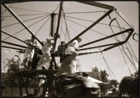 1960 Sztálinvárosi körhinta a búcsúban, Tiszavölgyi József (1909-?) budapesti fotóriporter hagyatéká...