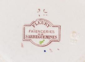 Francia Sarreguemines fajansz tányér. Kézzel festett, jelzett, kopásokkal. d: 20 cm