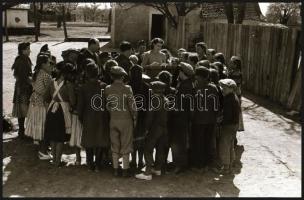 1950 Miske (Bács-Kiskun megye), fotóriport a tisztasági hétről, Kotnyek Antal (1921-1990) budapesti ...