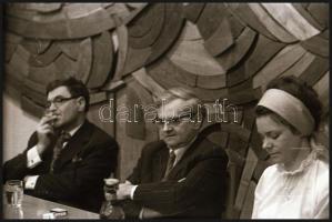 cca 1974 Weöres Sándor (1913-1989) költő és felesége Károlyi Amy egy író-olvasó találkozón, Tiszavöl...