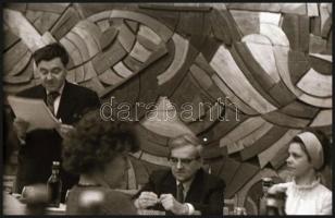 cca 1974 Weöres Sándor (1913-1989) költő és felesége Károlyi Amy egy író-olvasó találkozón, Tiszavöl...