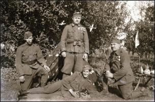 cca 1940 és 1944 között készült katonai fotók (10 db) és negatívok (10 db) Badár Balázs mezőtúri faz...