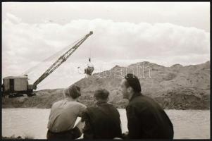 cca 1948 Úttörők Alsónémediben sódert (az építőipar alapanyagát) rakodnak, Kotnyek Antal (1921-1990)...