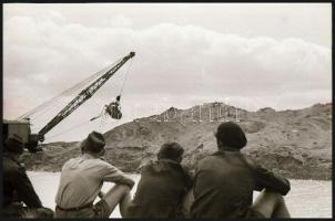 cca 1948 Úttörők Alsónémediben sódert (az építőipar alapanyagát) rakodnak, Kotnyek Antal (1921-1990)...