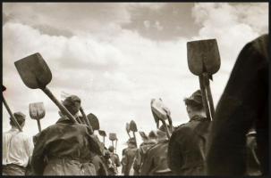 cca 1948 Úttörők Alsónémediben sódert (az építőipar alapanyagát) rakodnak, Kotnyek Antal (1921-1990)...