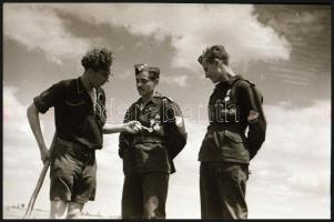 cca 1948 Úttörők Alsónémediben sódert (az építőipar alapanyagát) rakodnak, Kotnyek Antal (1921-1990)...