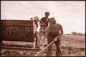 cca 1948 Úttörők Alsónémediben sódert (az építőipar alapanyagát) rakodnak, Kotnyek Antal (1921-1990)...