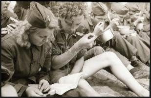 cca 1948 Úttörők Alsónémediben sódert (az építőipar alapanyagát) rakodnak, Kotnyek Antal (1921-1990)...