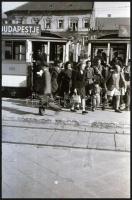 cca 1948 Budapest, villamos a megállóban, tetején politikai reklámszalag: ,,A demokrácia ökle M.K.P....