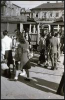 cca 1948 Budapest, villamos a megállóban, tetején politikai reklámszalag: ,,A demokrácia ökle M.K.P....