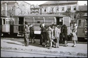 cca 1948 Budapest, villamos a megállóban, tetején politikai reklámszalag: ,,A demokrácia ökle M.K.P....