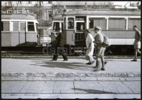 cca 1948 Budapest, villamos a megállóban, tetején politikai reklámszalag: ,,A demokrácia ökle M.K.P....