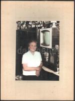 cca 1965 Kézzel színezett fotó a lakás büszkeségéről, 23,5x17 cm, karton 39x29 cm