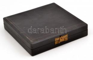 XX. sz. eleje: bronz bányász díszfokos. A bányász munka jeleneteivel. 11x10 cm Díszobozban / Bronze ...