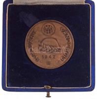 1942. RADVÁNY VÁNDORDÍJ III. Br labdarúgó díjérem eredeti dobozában (BOCZÁN KÁROLY BUDAPEST VIII. CSOKONAI U. 8.) (40mm) T:1-