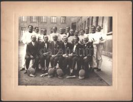 cca 1910 Tőrvívók csoportképe, 17,5x23,5 cm, karton 25x33 cm
