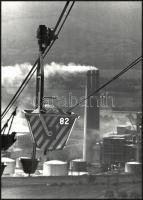 cca 1969 Gebhardt György (1910-1993) budapesti fotóművész hagyatékából jelzés nélküli, vintage fotóművészeti alkotás, a magyar fotográfia szocreál korszakából (82-es csille a kötélpályán), 39x28 cm