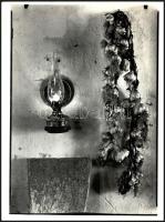 cca 1974 Jelzés nélküli, vintage fotóművészeti alkotás, (az 1954 és 1990 között megjelent FOTÓ c. lap archívumából), Petróleum lámpa, 40x30 cm