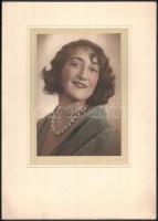 cca 1929 Színezett női portré, vintage fotó aláírva, 22x15 cm, karton 39x28 cm